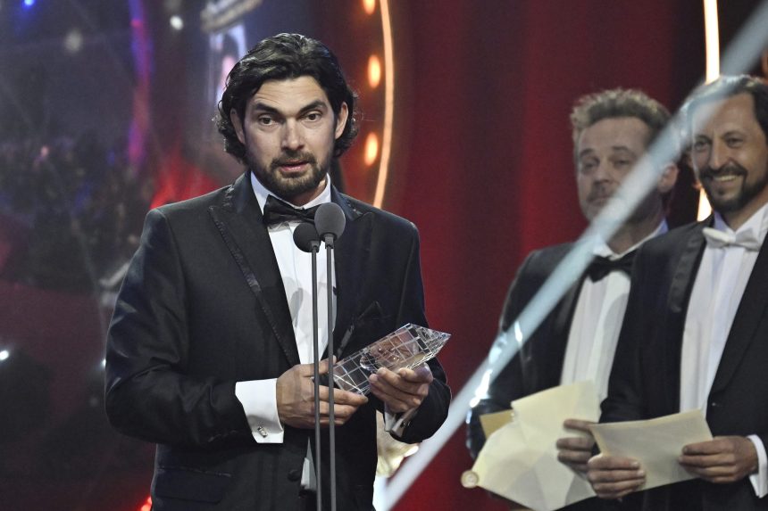 Vladim&iacute;r Čema po prevzat&iacute; ceny za Najlep&scaron;&iacute; mužsk&yacute; hereck&yacute; v&yacute;kon vo vedľaj&scaron;ej &uacute;lohe.