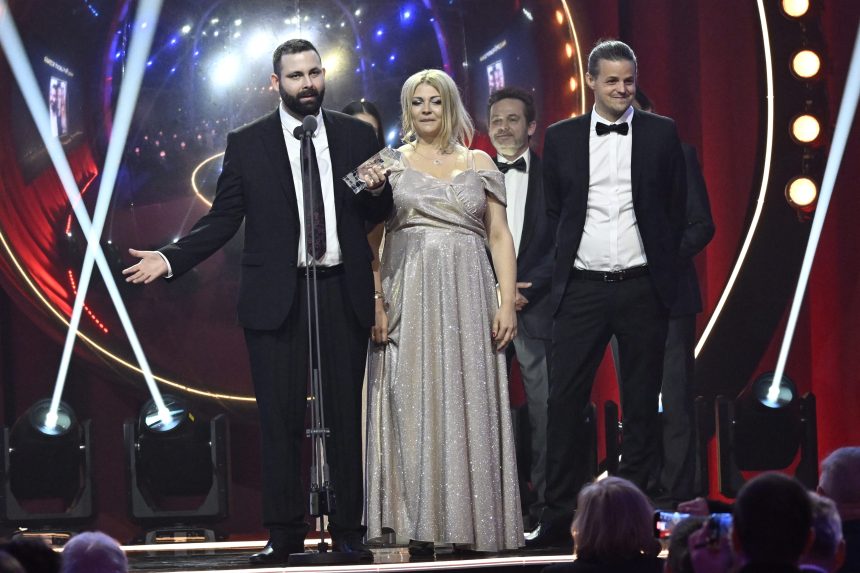 Na sn&iacute;mke sprava Martin Gonda, Dominika Udvorkov&aacute; a Martin &Scaron;uster po prevzat&iacute; ceny za Najlep&scaron;&iacute; filmov&yacute; scen&aacute;r.