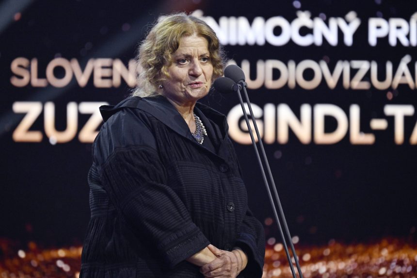Zuzana Gindl-Tat&aacute;rov&aacute; ďakuje po prevzat&iacute; ceny za v&yacute;nimočn&yacute; pr&iacute;nos slovenskej audiovizu&aacute;lnej kult&uacute;re.