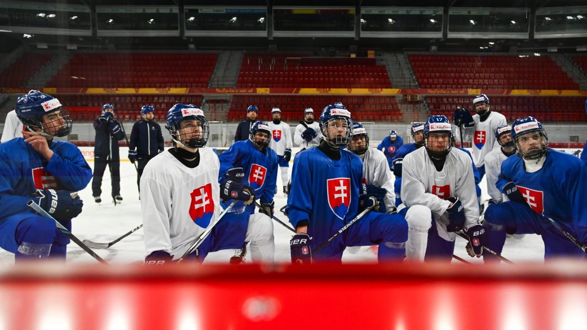 Mlad&iacute; Slov&aacute;ci s&uacute; pred dom&aacute;cimi MS namotivovan&iacute;. Tr&eacute;ner Dendis: M&aacute;me t&iacute;m pln&yacute; charakteru