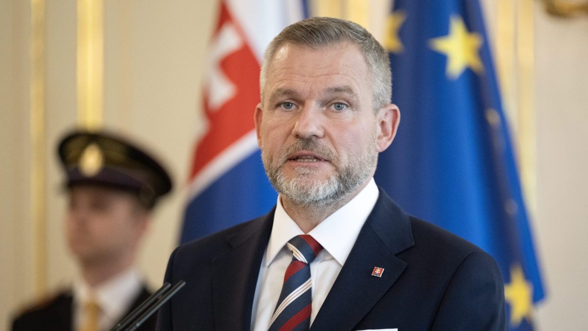 Referendum bez ot&aacute;zky o predčasn&yacute;ch voľb&aacute;ch: Pellegriniho rozhodnutie rozdelilo pr&aacute;vnikov, podľa niektor&yacute;ch nemal in&uacute; možnosť