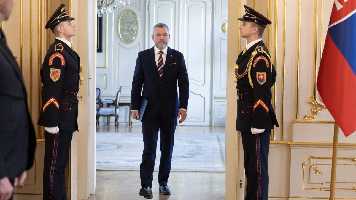 Zbytočne vyhoden&eacute; peniaze, nevhodn&yacute; d&aacute;tum: Opozičn&iacute; politici reaguj&uacute; na prezidentovo vyhl&aacute;senie referenda