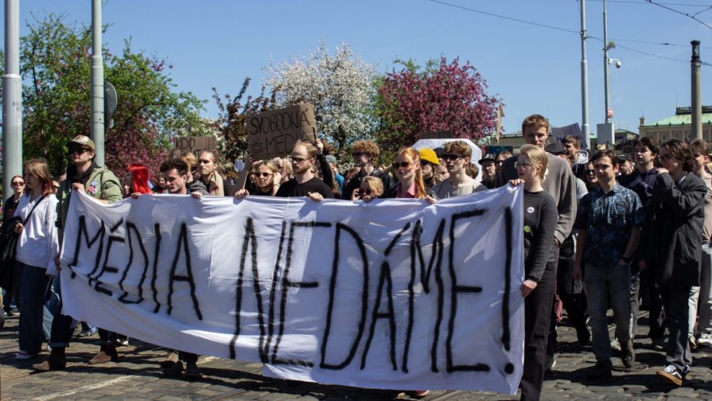 Študenti počas protestu za verejnoprávne médiá v Prahe.