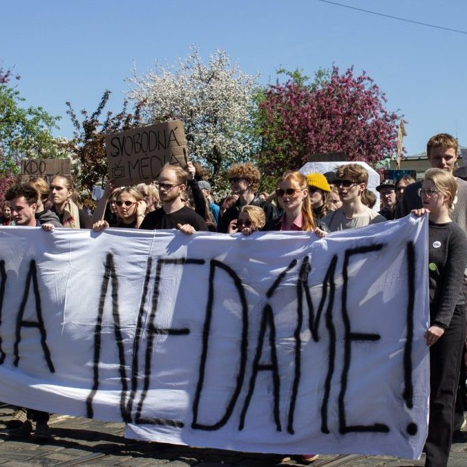 Študenti počas protestu za verejnoprávne médiá v Prahe.