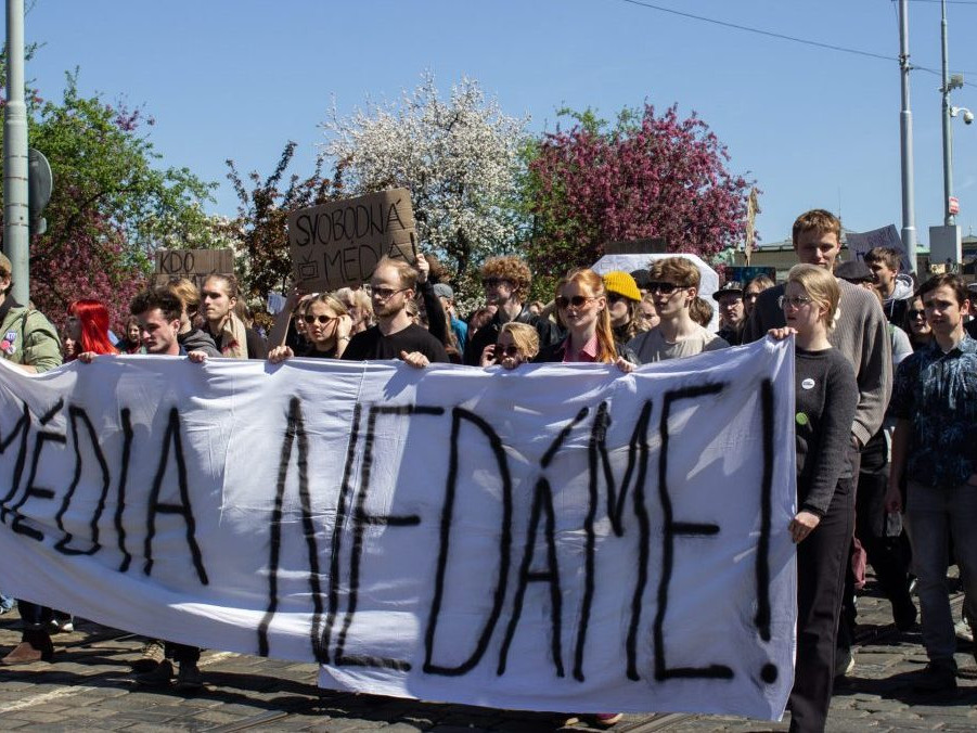 Študenti počas protestu za verejnoprávne médiá v Prahe.