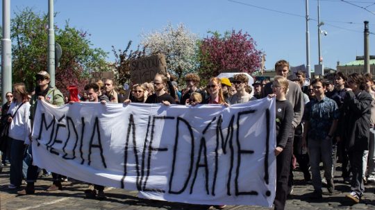 Študenti počas protestu za verejnoprávne médiá v Prahe.