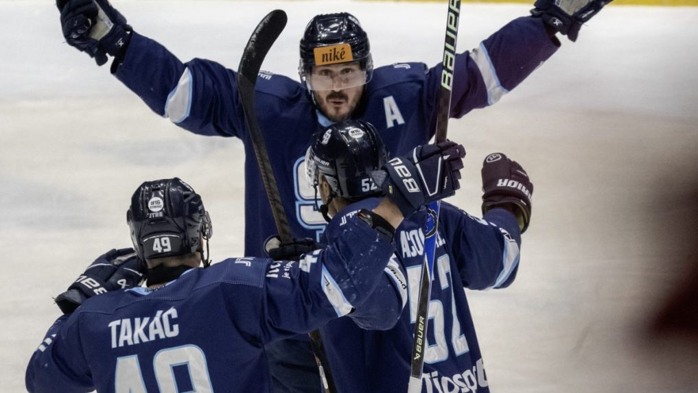 Hráči Slovana počas zápasu s Nitrou.