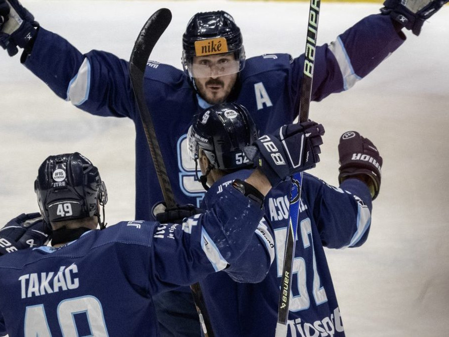 Hráči Slovana počas zápasu s Nitrou.