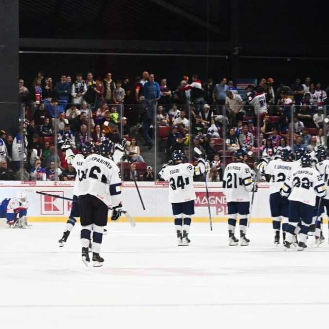 Na snímke hokejisti Fínska oslavujú víťazstvo.