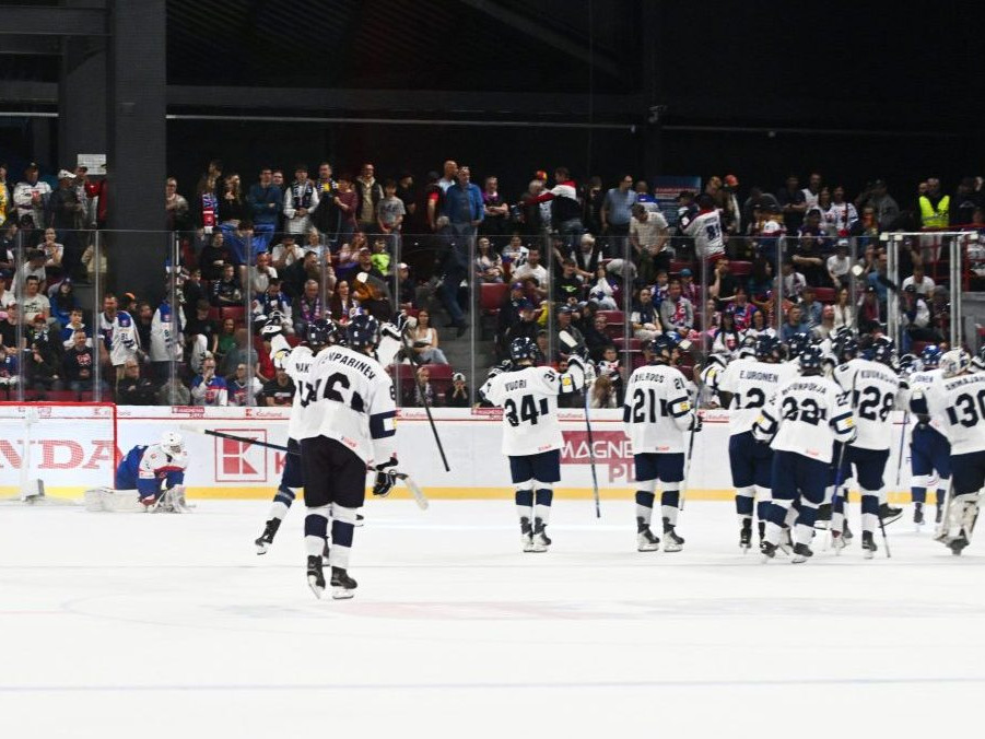 Na snímke hokejisti Fínska oslavujú víťazstvo.