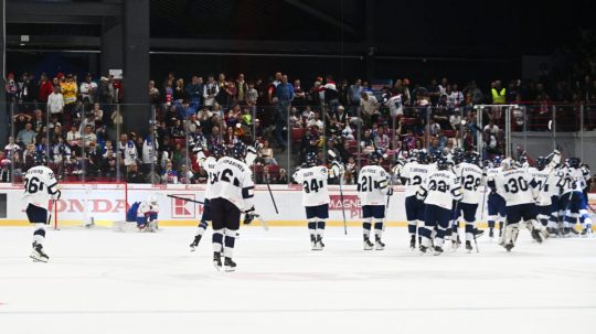 Na snímke hokejisti Fínska oslavujú víťazstvo.