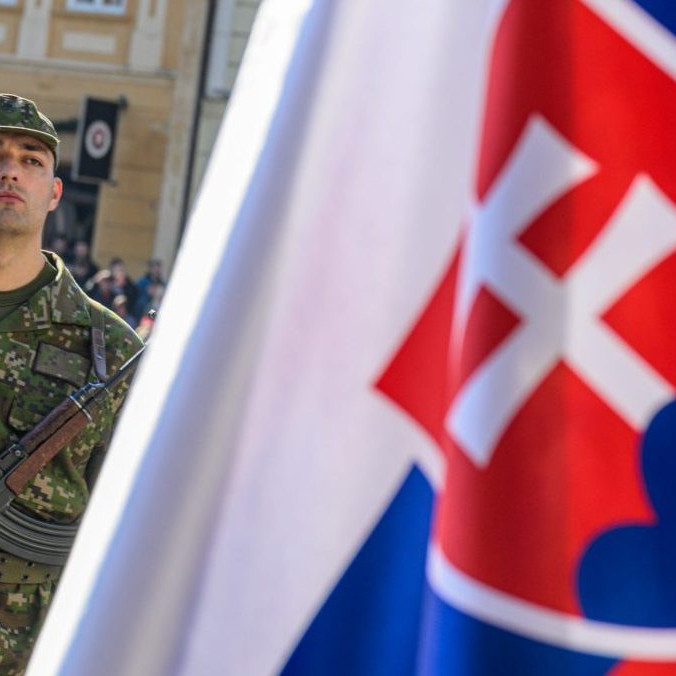 Na snímke slovenskí vojak a slovenská vlajka.