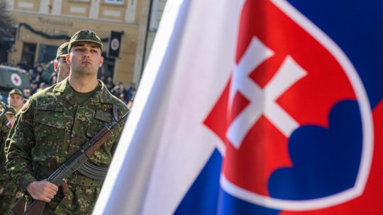 Na snímke slovenskí vojak a slovenská vlajka.