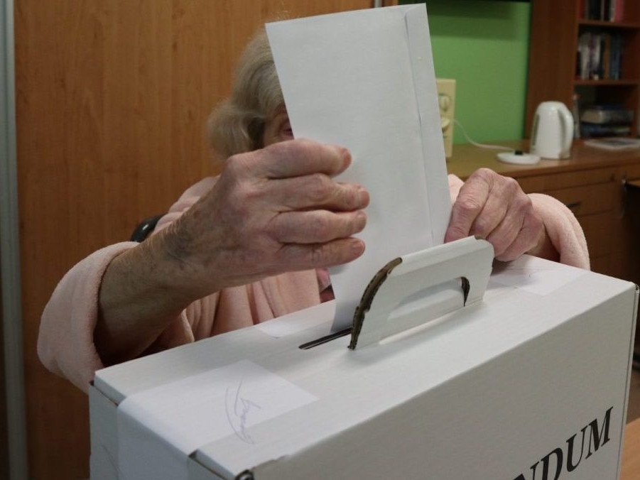 Urna a hlasovanie v referende