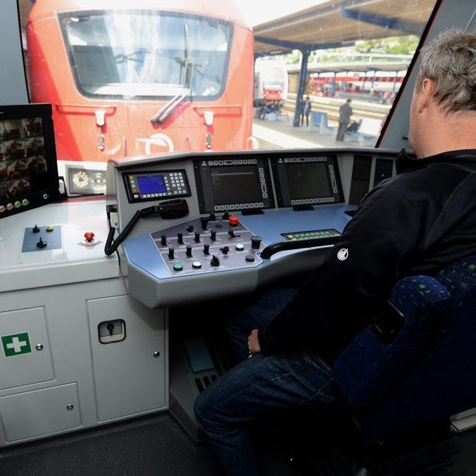 Ilustračná snímka rušňovodiča v kabíne.