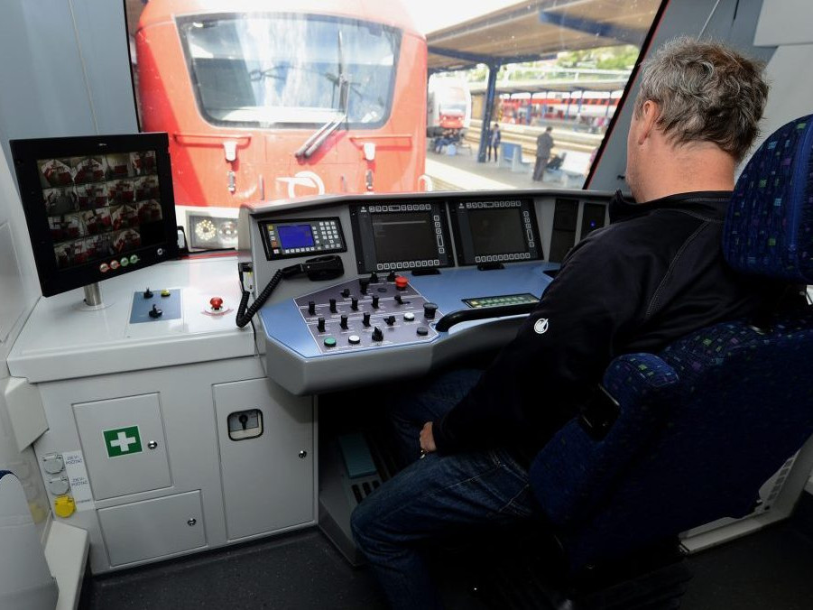 Ilustračná snímka rušňovodiča v kabíne.