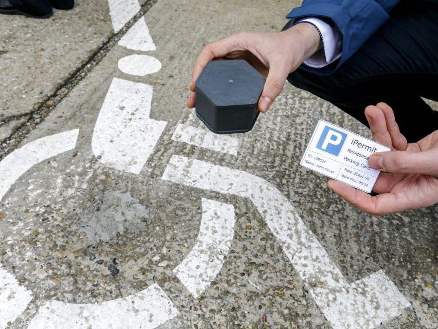 Na snímke parkovacie miesto pre postihnutých.