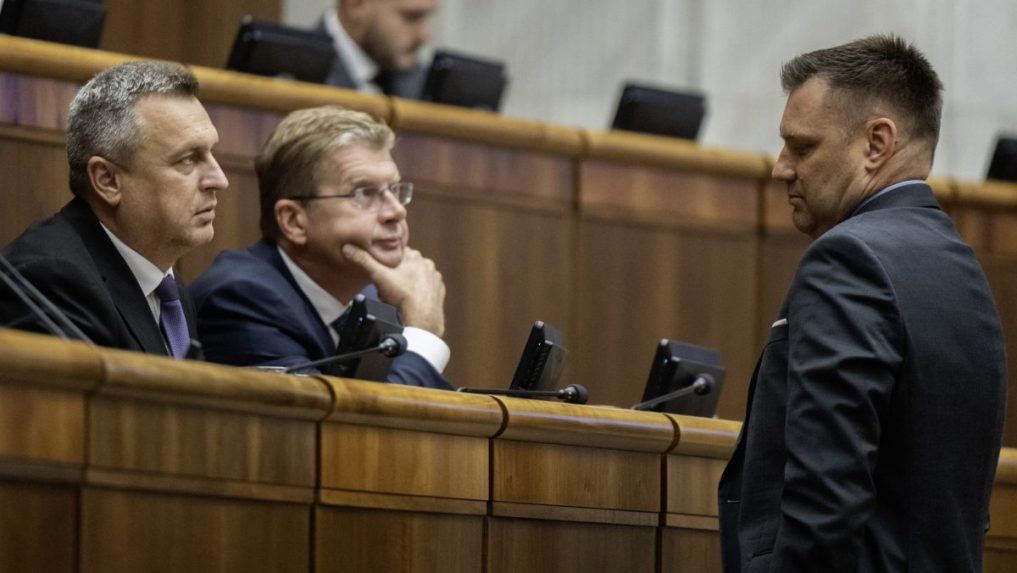 Andrej Danko (SNS), Peter Žiga (Hlas-SD) a minister životného prostredia SR Tomáš Taraba.
