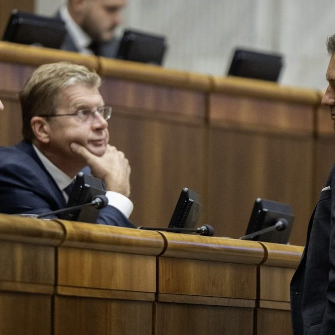 Andrej Danko (SNS), Peter Žiga (Hlas-SD) a minister životného prostredia SR Tomáš Taraba.