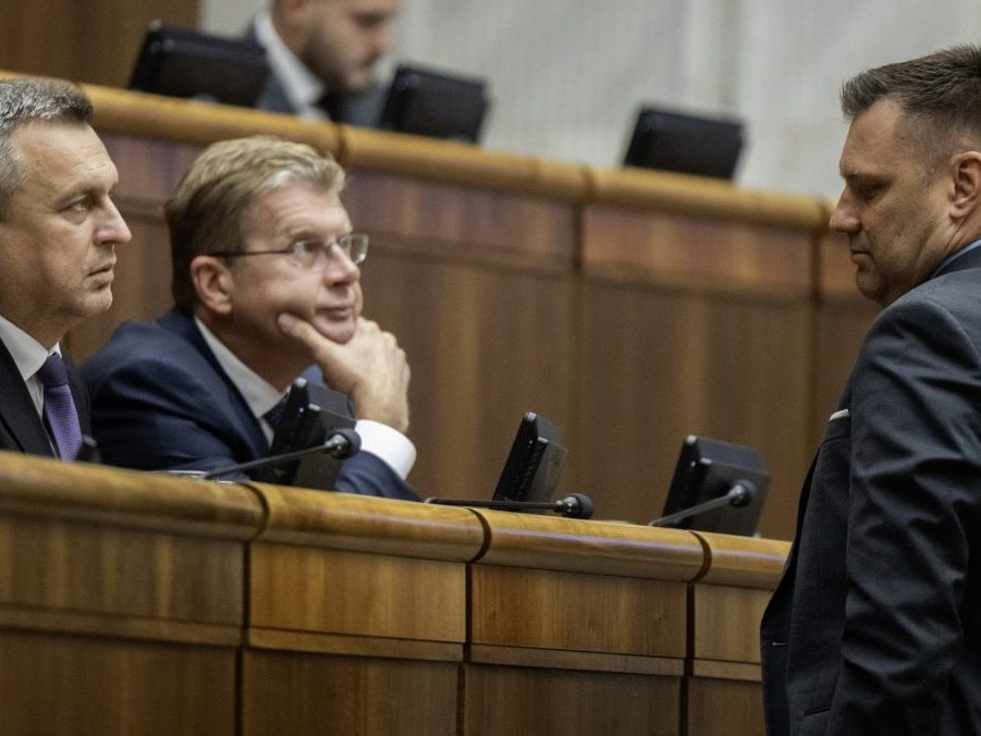 Andrej Danko (SNS), Peter Žiga (Hlas-SD) a minister životného prostredia SR Tomáš Taraba.