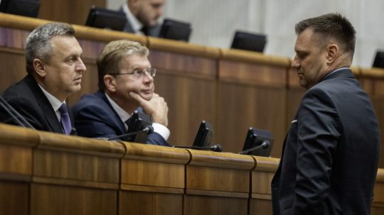 Andrej Danko (SNS), Peter Žiga (Hlas-SD) a minister životného prostredia SR Tomáš Taraba.