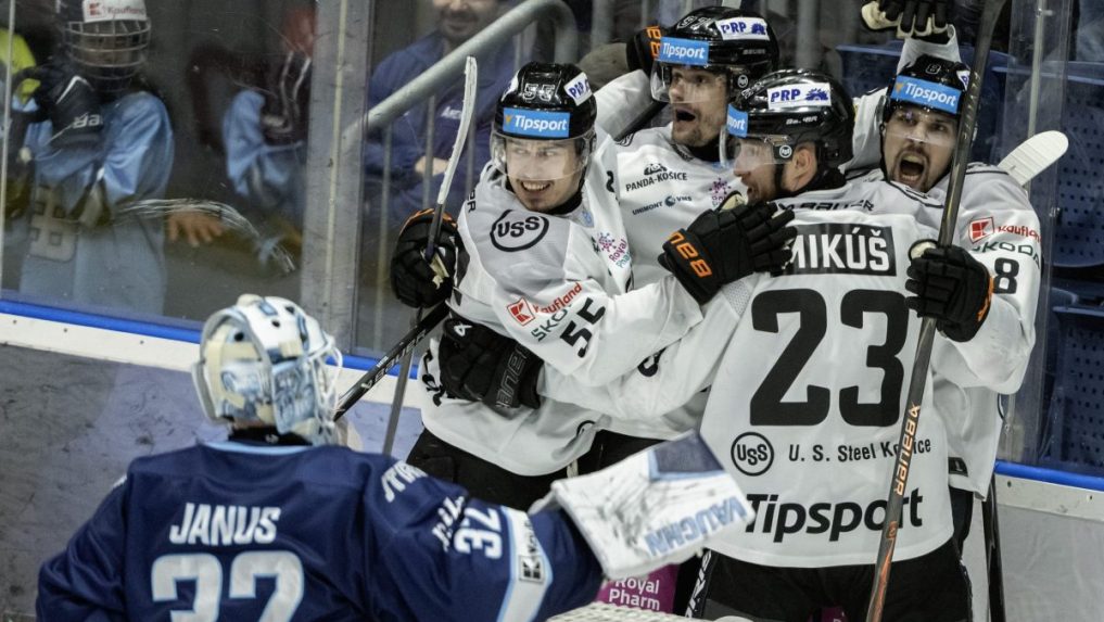 Hráči Košíc oslavujú gól proti Slovanu.