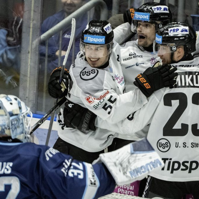 Hráči Košíc oslavujú gól proti Slovanu.