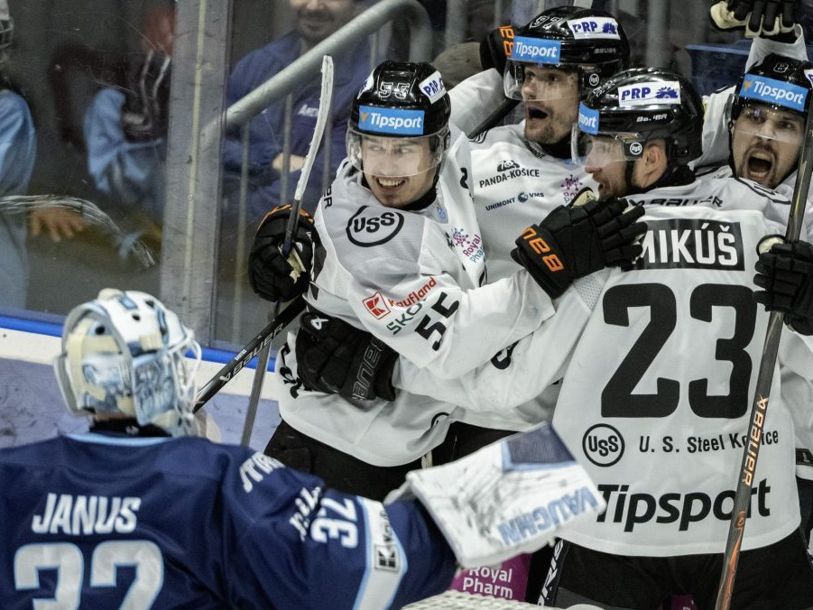 Hráči Košíc oslavujú gól proti Slovanu.