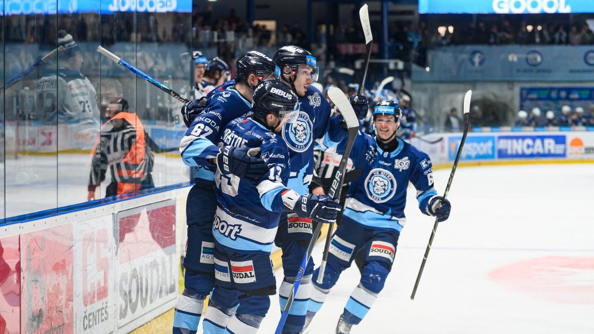 Nitra odčinila dom&aacute;ce zav&aacute;hanie a uj&iacute;ma sa vedenia v s&eacute;rii. Prv&eacute; semifin&aacute;le pod Tatrami rozhodli až n&aacute;jazdy