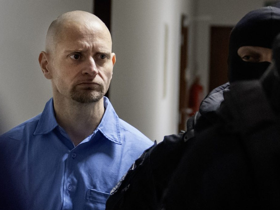 Obžalovaný Miroslav Marček prichádza na súdne pojednávanie.