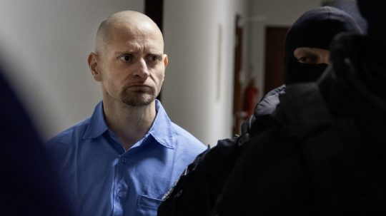 Obžalovaný Miroslav Marček prichádza na súdne pojednávanie.