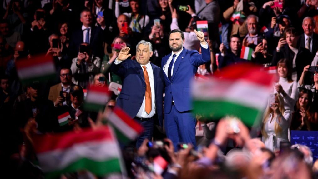 Zľava maďarský premiér Viktor Orbán a americký viceprezident J. D. Vance.