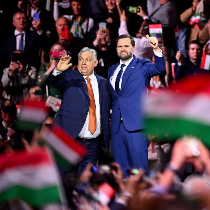 Zľava maďarský premiér Viktor Orbán a americký viceprezident J. D. Vance.