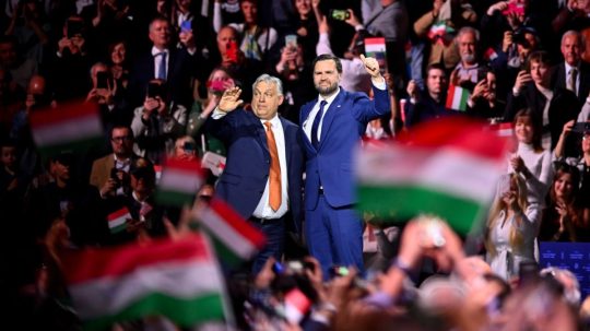 Zľava maďarský premiér Viktor Orbán a americký viceprezident J. D. Vance.
