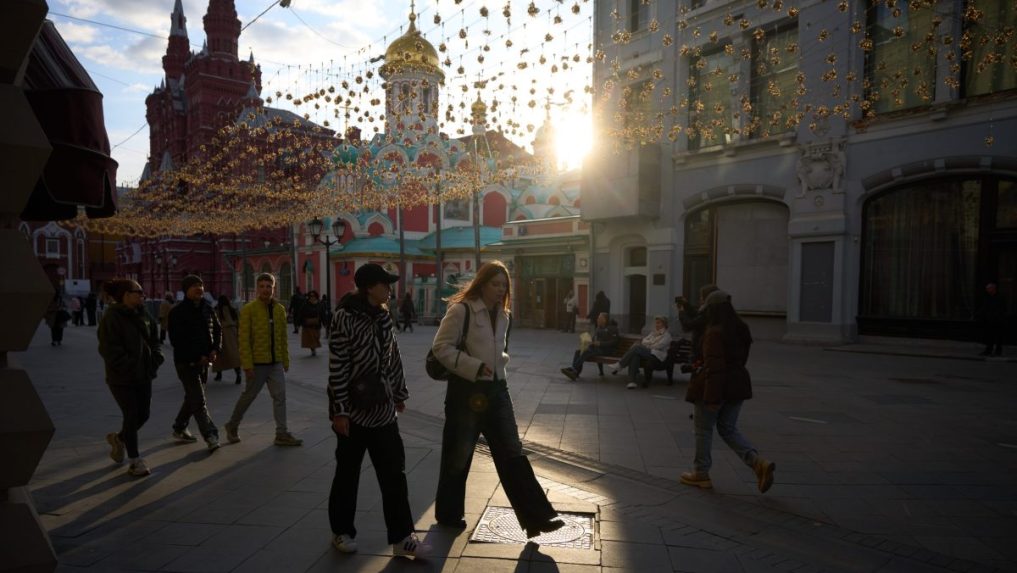 Na snímke sa ľudia prechádzajú po uliciach Moskvy.