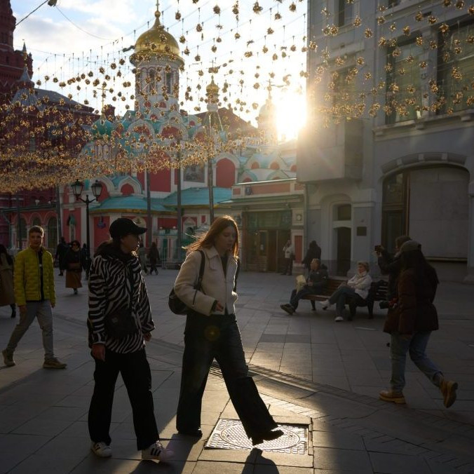 Na snímke sa ľudia prechádzajú po uliciach Moskvy.