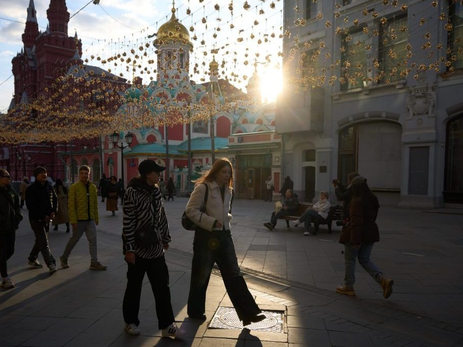 Na snímke sa ľudia prechádzajú po uliciach Moskvy.
