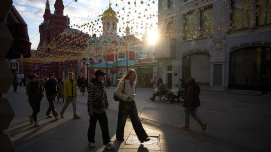 Na snímke sa ľudia prechádzajú po uliciach Moskvy.