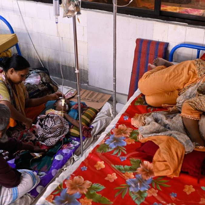 Ľudia sa v Bangladéši starajú o svoje deti.