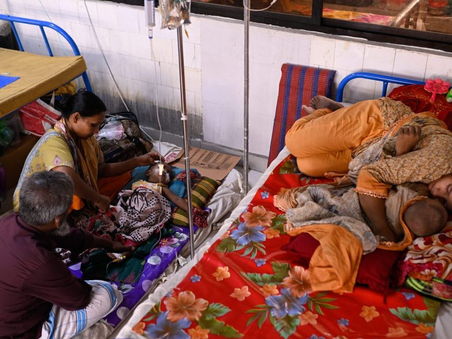 Ľudia sa v Bangladéši starajú o svoje deti.