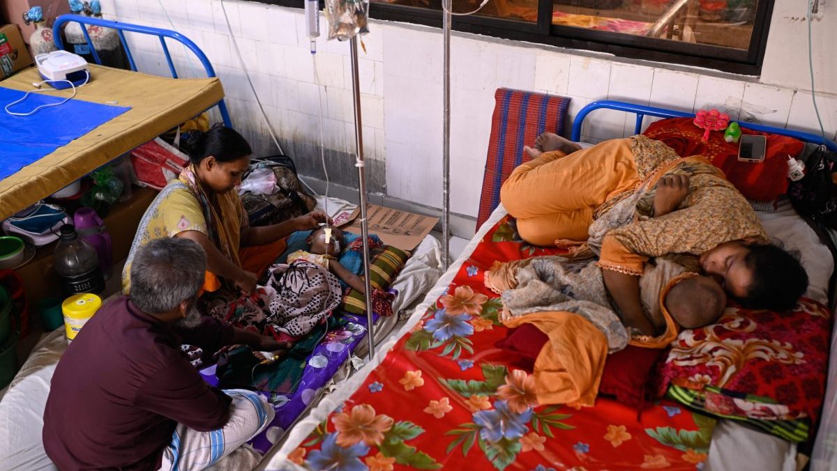 Banglad&eacute;&scaron; bojuje s epid&eacute;miou, ktor&aacute; si už vyžiadala životy viac ako sto det&iacute;. Spustili n&uacute;dzov&eacute; očkovanie