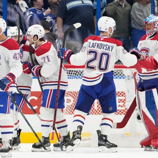 Juraj Slafkovský (20), brankár Jakub Dobeš a ďalší spoluhráči sa tešia z výhry.