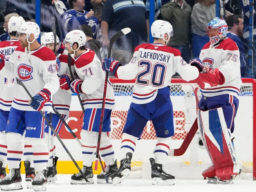 Juraj Slafkovský (20), brankár Jakub Dobeš a ďalší spoluhráči sa tešia z výhry.