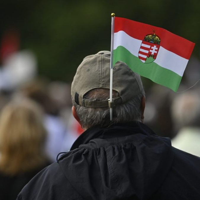 Na snímke človek s maďarskou vlajkou.