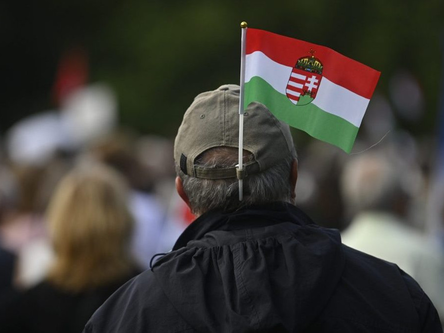 Na snímke človek s maďarskou vlajkou.