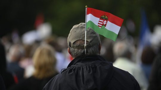 Na snímke človek s maďarskou vlajkou.