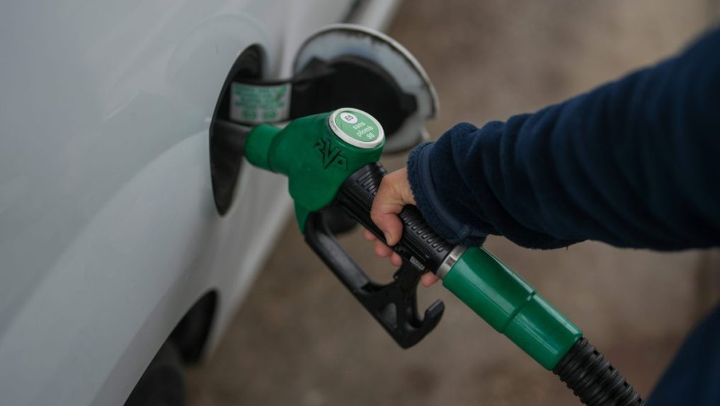 Zákazník tankuje na čerpacej stanici