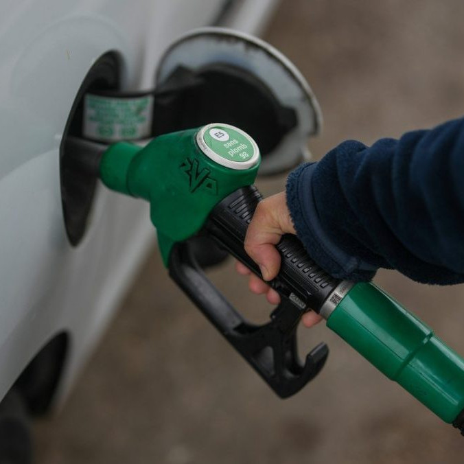 Zákazník tankuje na čerpacej stanici