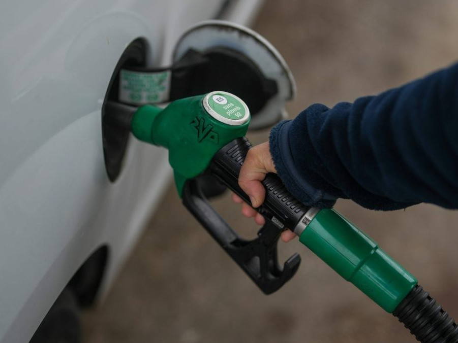 Zákazník tankuje na čerpacej stanici