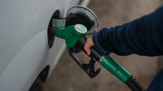 Zákazník tankuje na čerpacej stanici